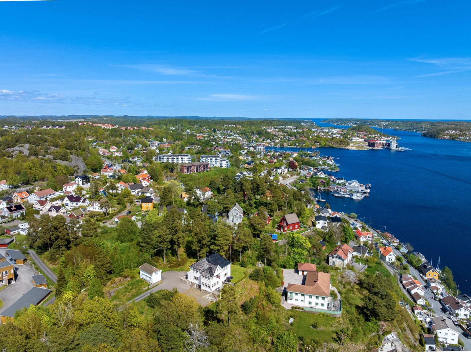 Eiendommen ligger sentralt plassert, ca. 2 km fra sentrum og i gangavstand til skoler. Galleribilde