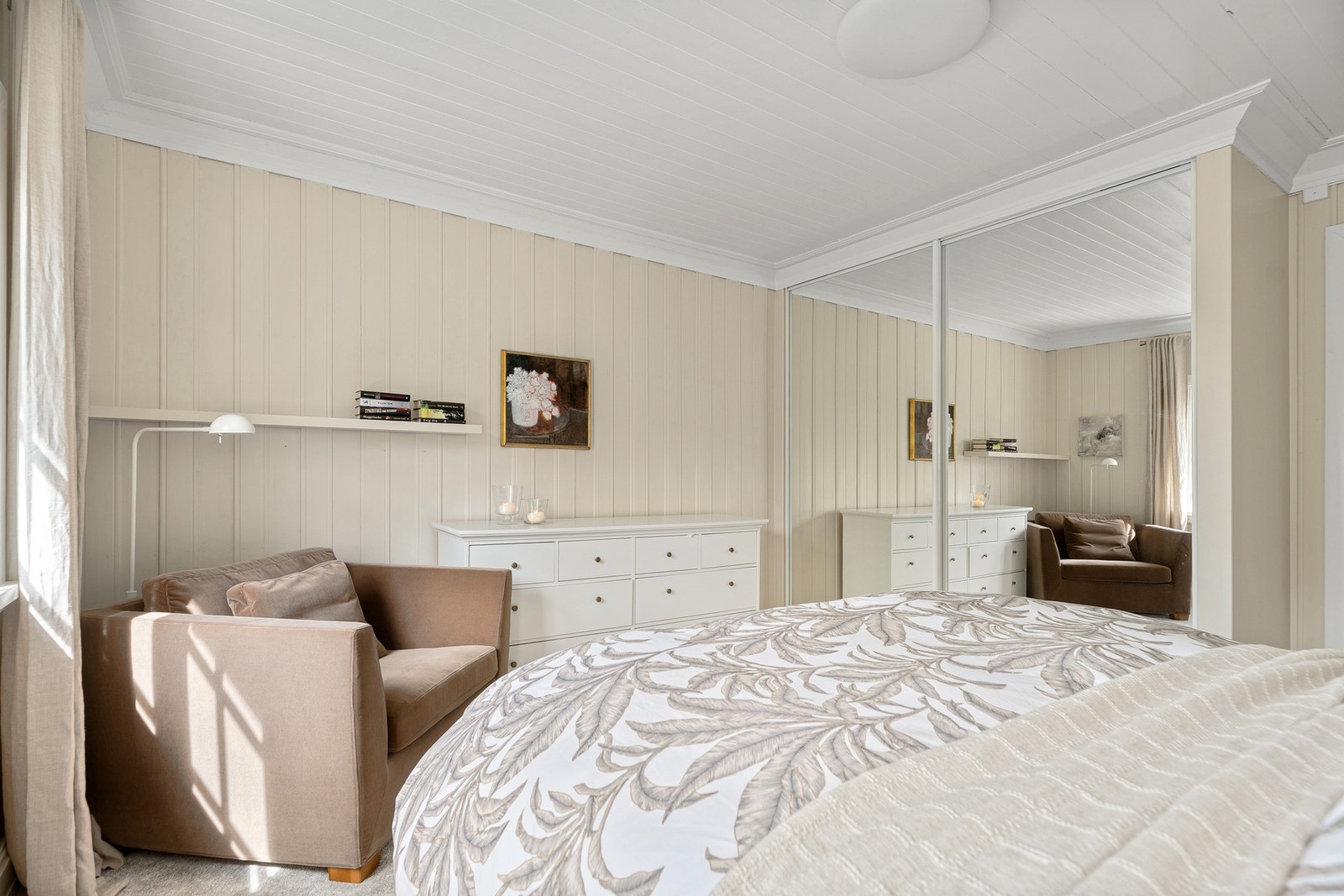 I tillegg til skapene ved sengen, er det en innebygd skyvedørsgarderobe med speilfronter. Galleribilde