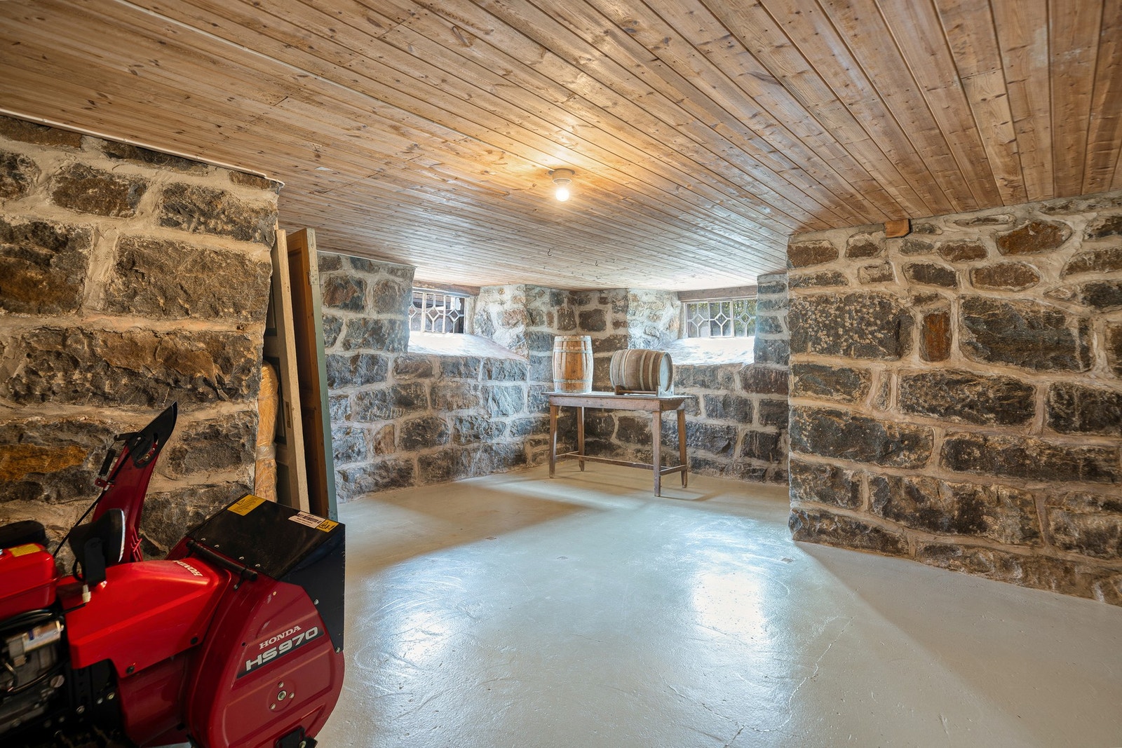 Kjelleren har flere boder med røffe vegger i natursteinsmur og god lagringsplass. Galleribilde