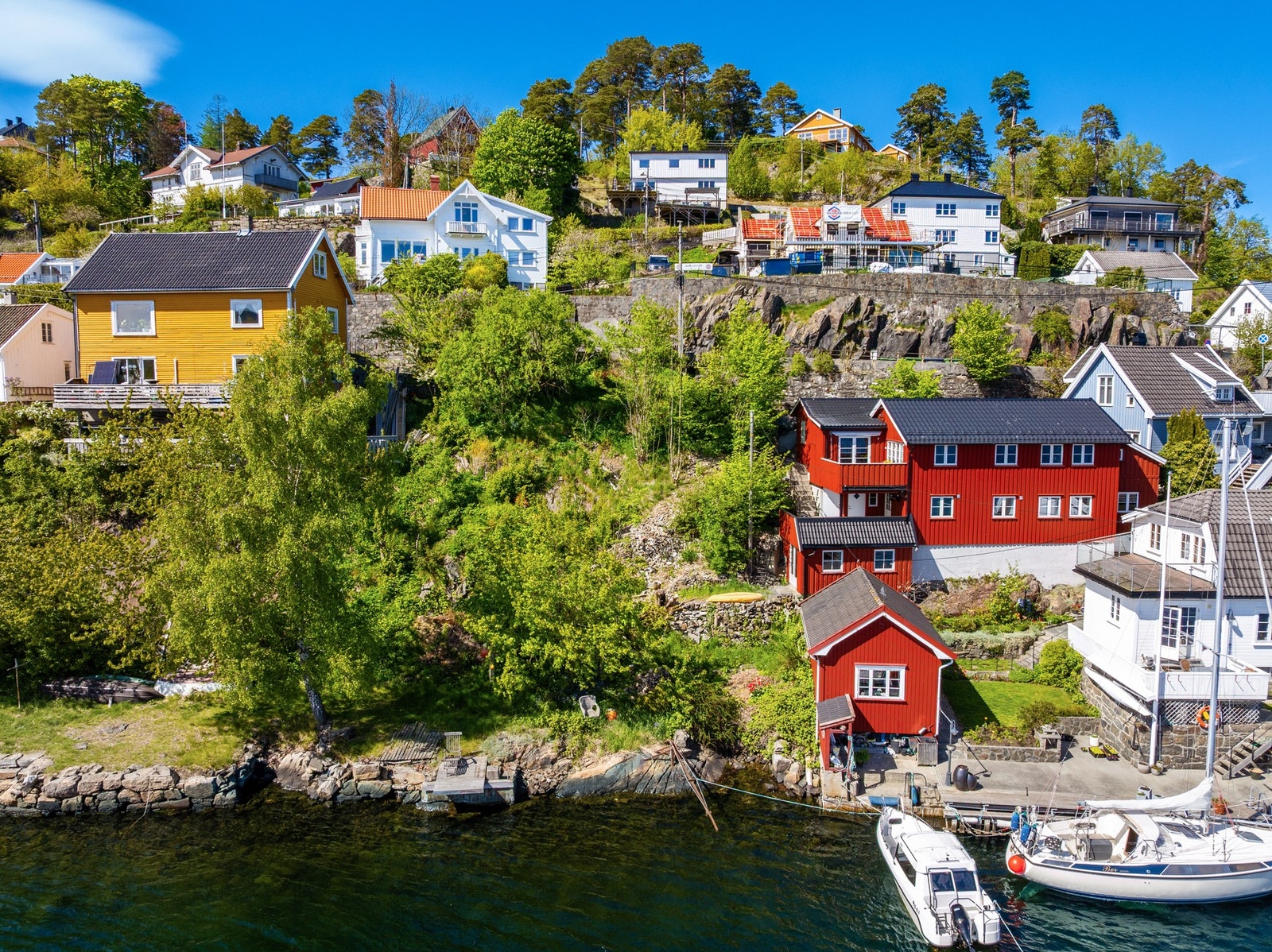 Strandparsellen nede ved sjøen gir mulighet for bading og båtliv. Eiere har foto som viser at det tidligere lå en sjøbod på tomten. Galleribilde