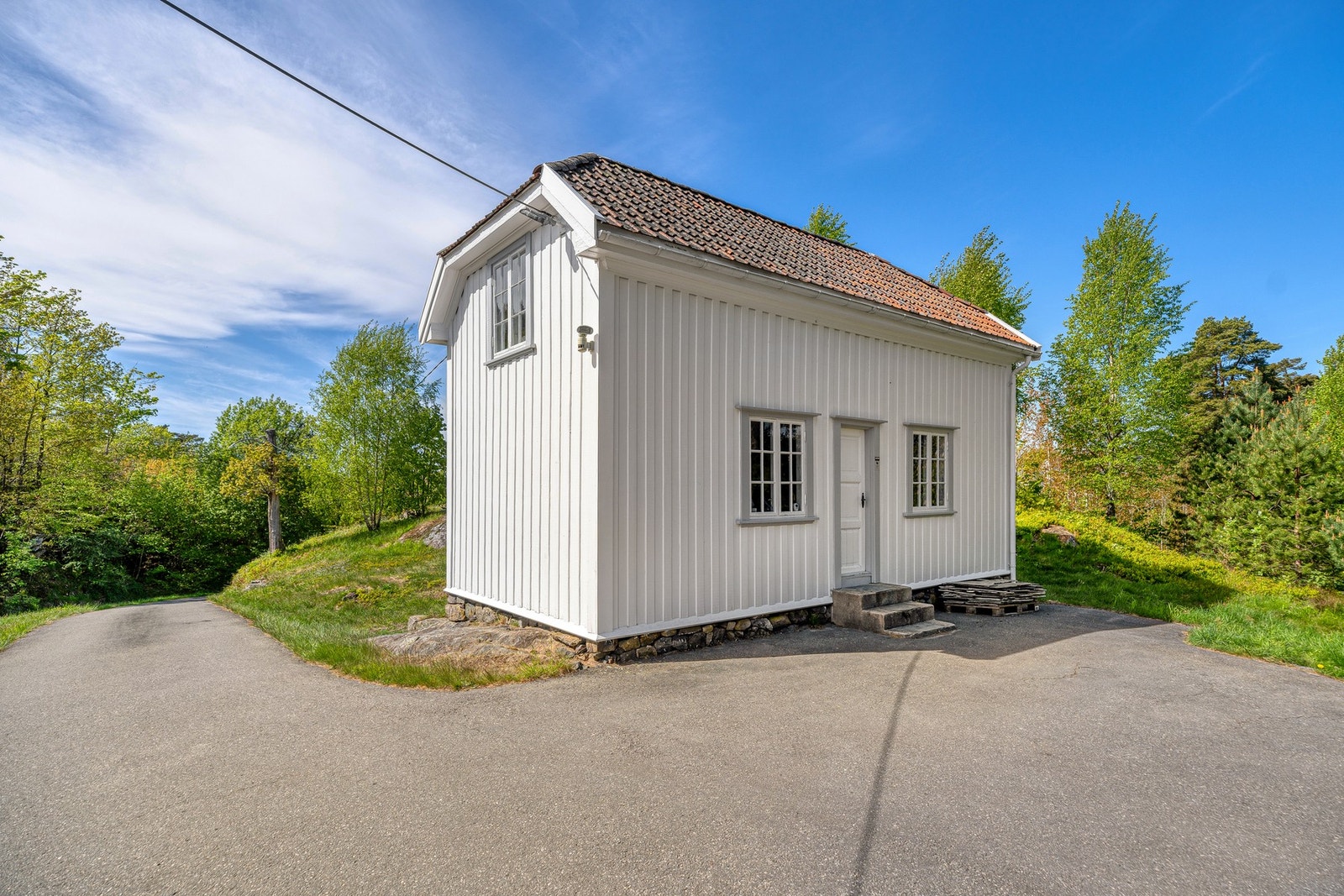 En utebu over to plan ligger i enden av gårdsplassen og byr på rikelig lagringsplass. Galleribilde