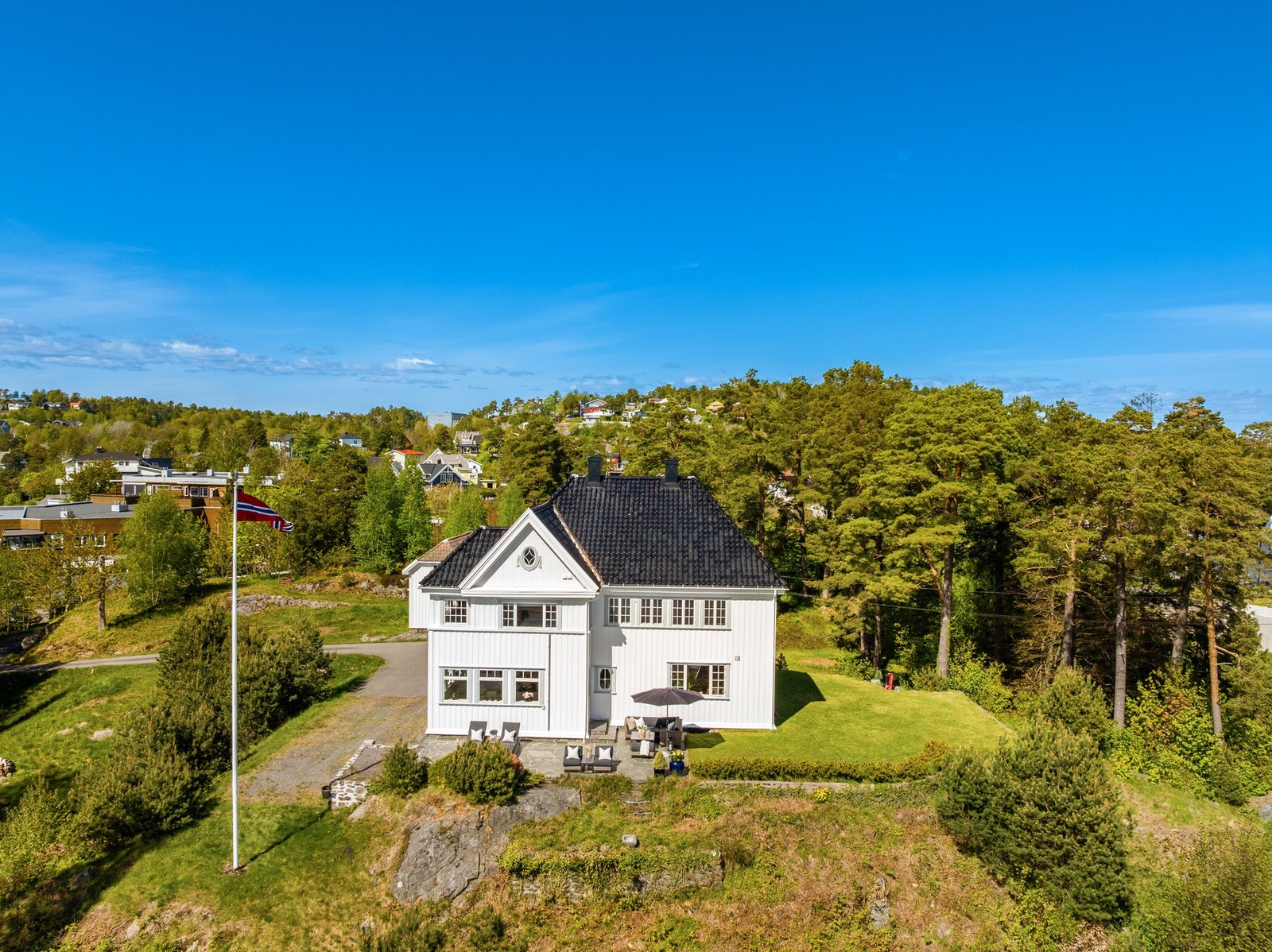 Solrikt plassert på en høyde med tomt på hele 11 mål. Galleribilde