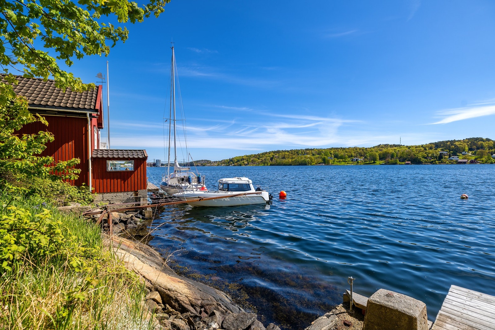 Til eiendommen tilhører en strandparsell nede ved sjøen. Galleribilde