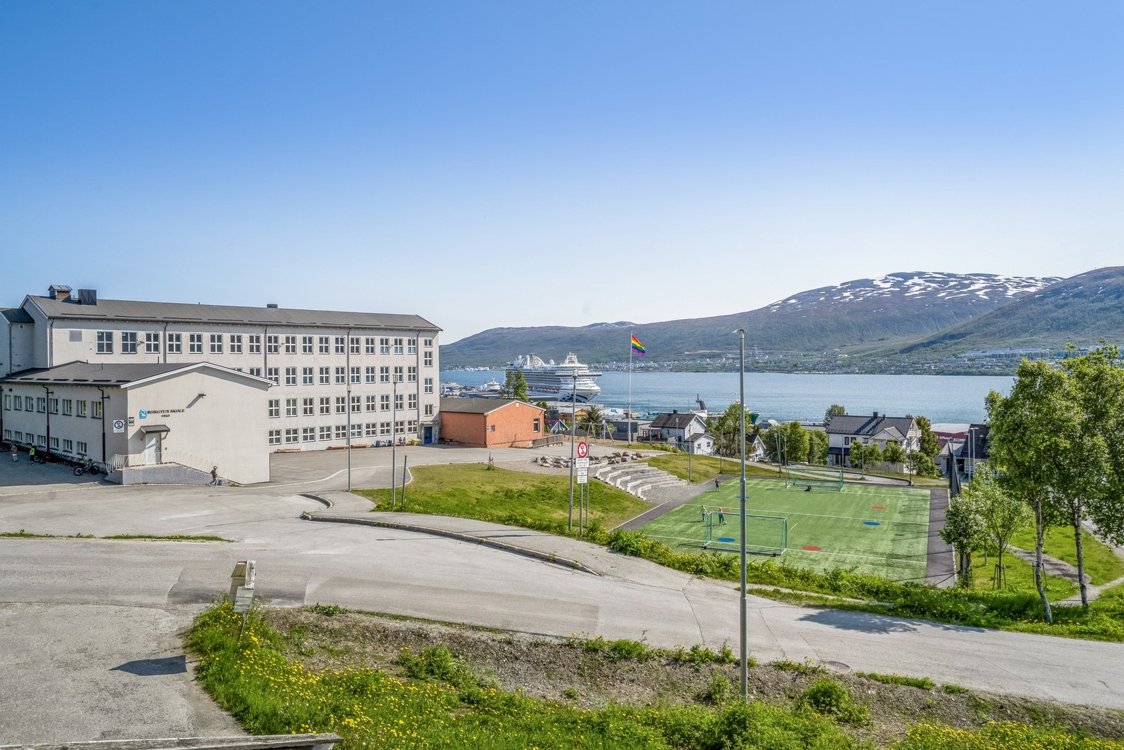 Borgtun Barneskole ligger rett ved siden av boligen. Galleribilde