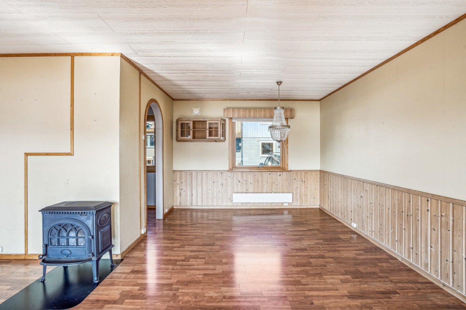 Vedfyring i stue. Galleribilde