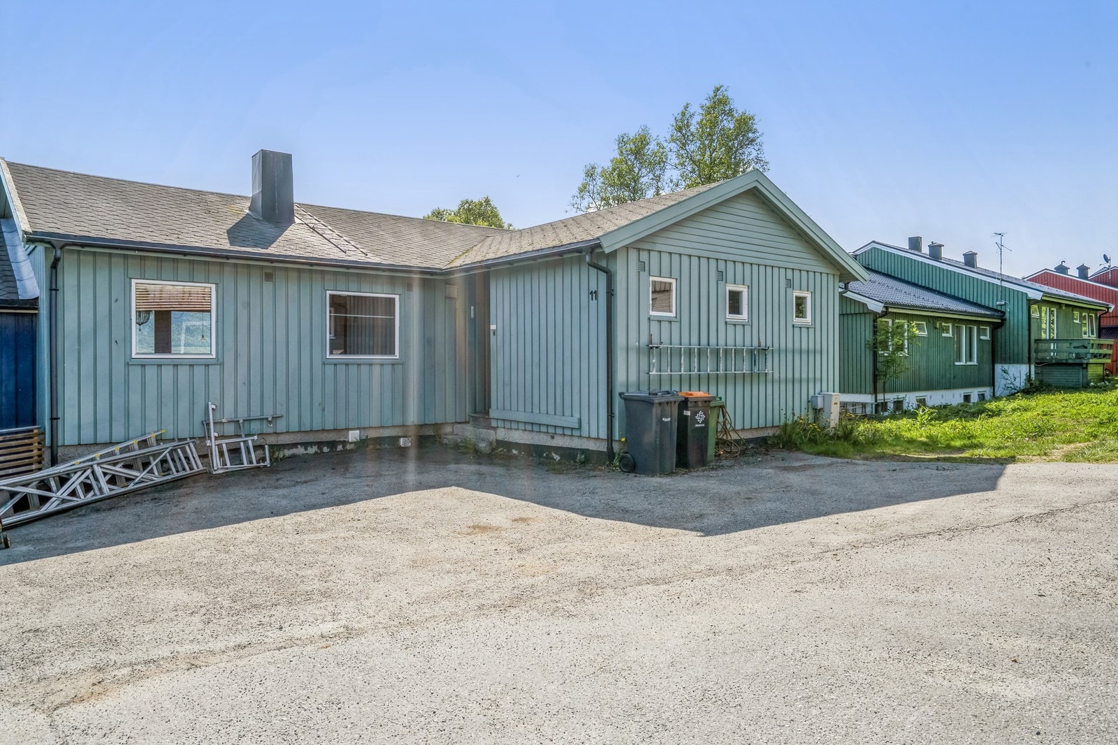 Parkering ved inngangsparti. Galleribilde