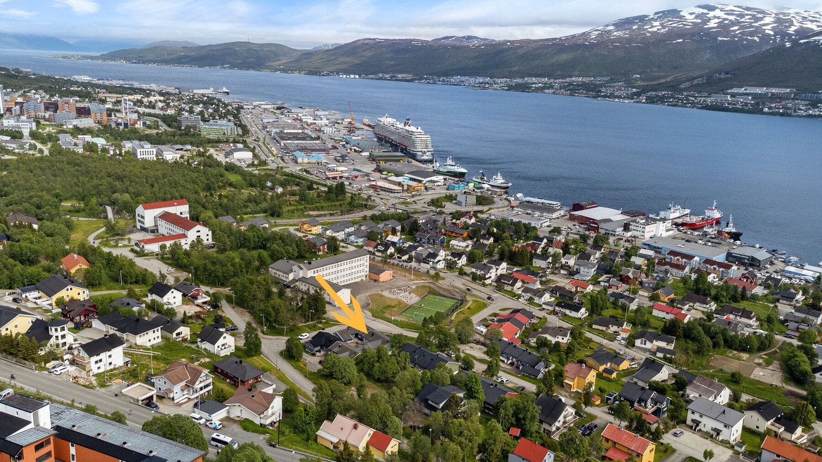 Boligen ligger ved Borgtun Barneskole med gangavstand til UNN/Universitetet. Galleribilde