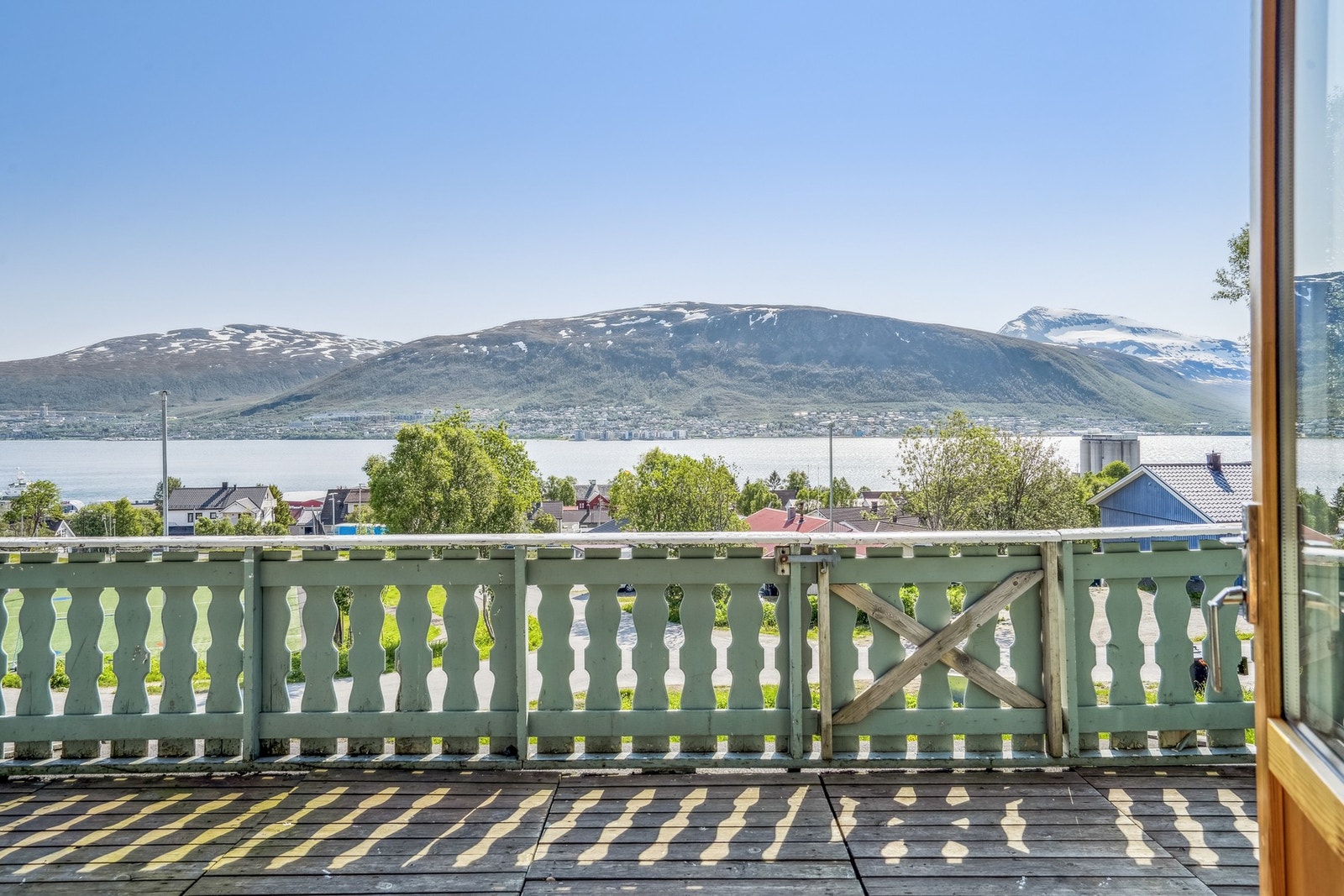 Nydelig utsikt mot Tromsøysundet, Tomasjord og Tromsdalstinden. Galleribilde