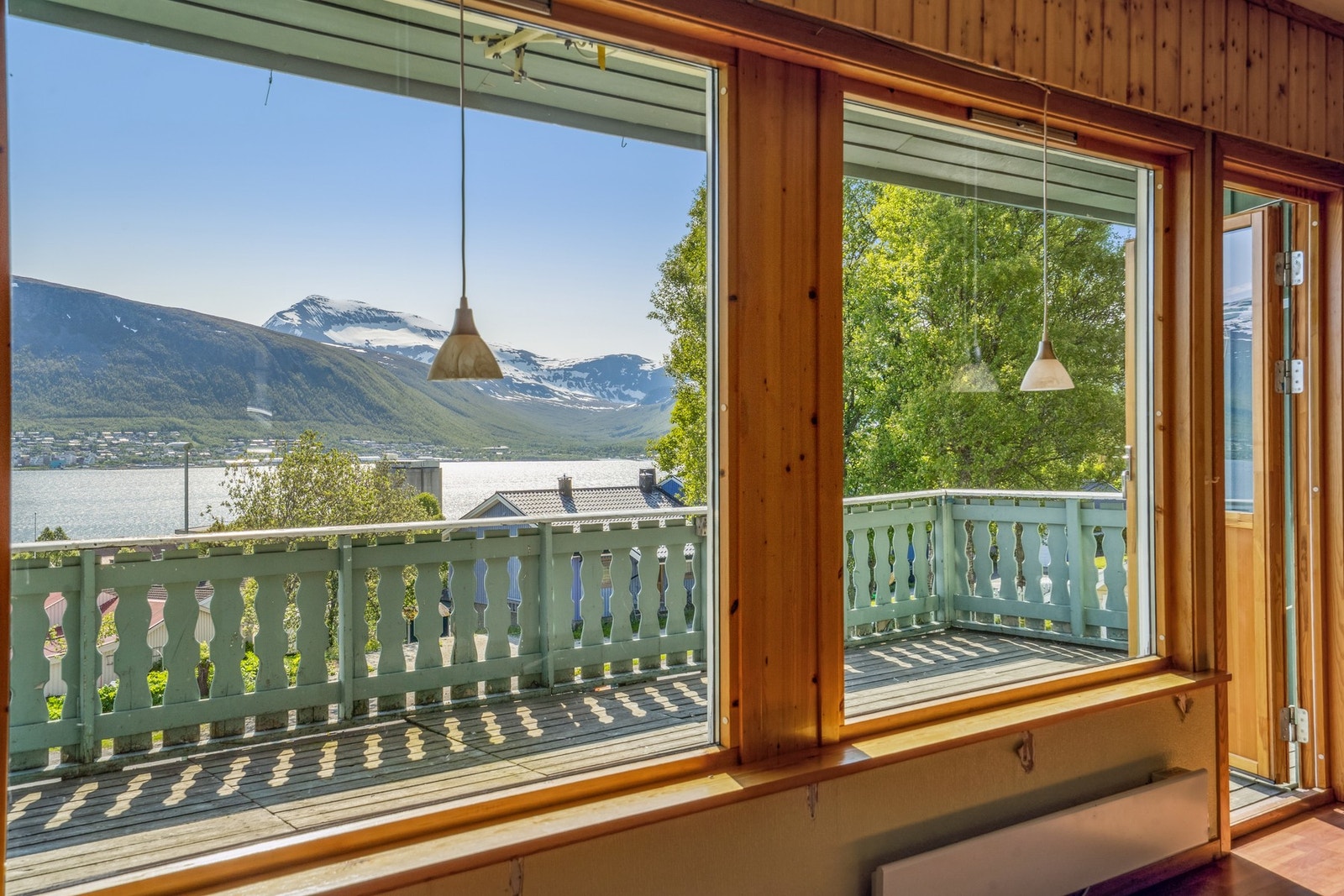 Stue med utsikt til Tromdalstinden. Galleribilde