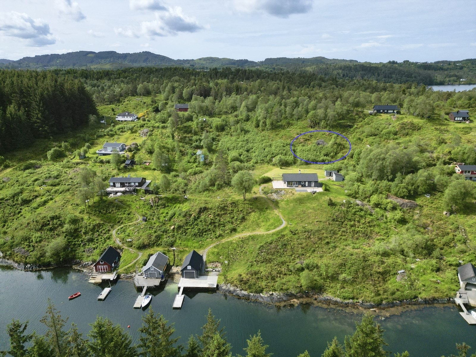 Markering viser omtrentlig plassering av tomten, og avvik vil forekomme. Se kart i salgsoppgave for nøyaktig plassering. Galleribilde