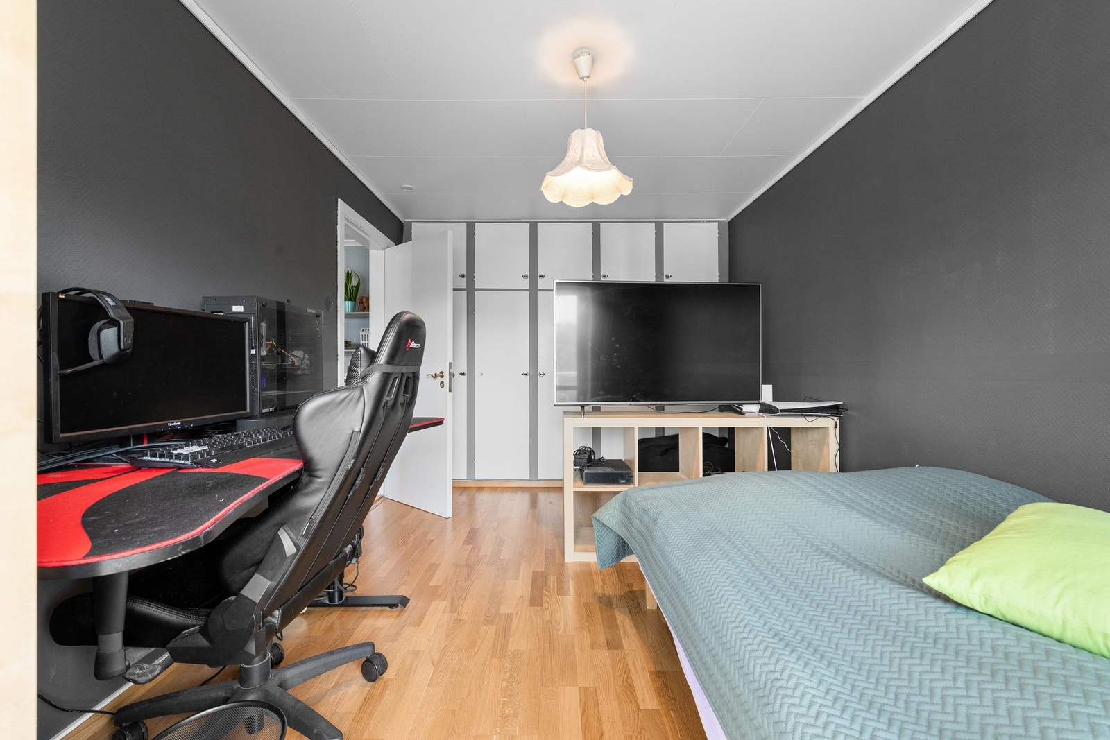 Soverom 2 har også utgang til balkong. Galleribilde