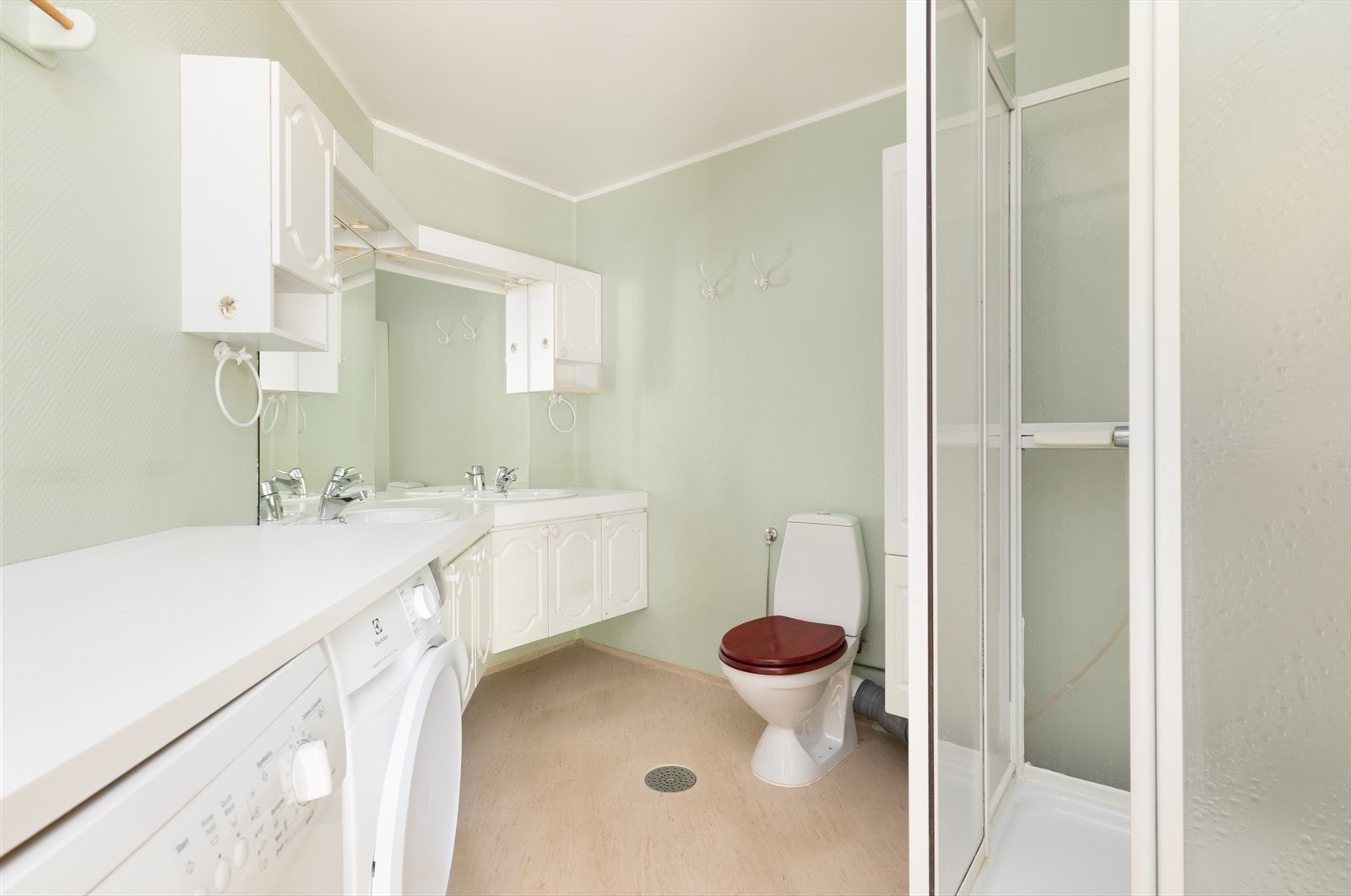 Romslig, velholdt bad fra byggeår. Badet har varmekabel i gulv, toalett og dusjkabinett, samt opplegg for vaskemaskin og tørketrommel. Galleribilde