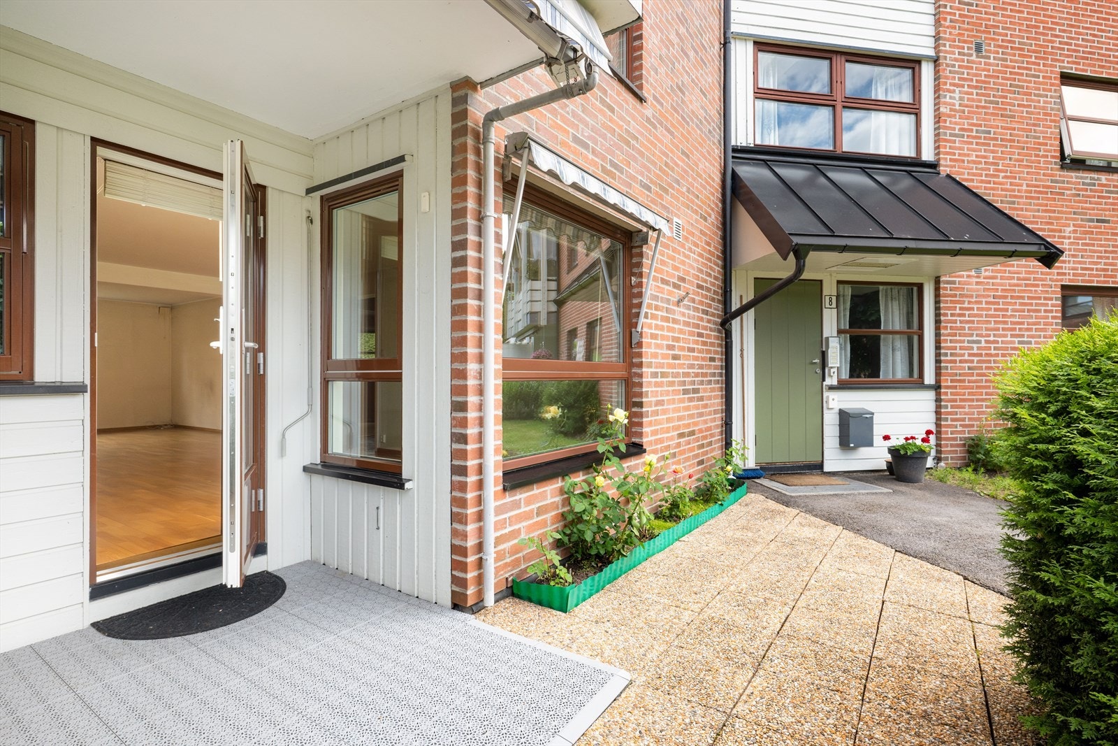 God planløsning og hyggelig, hellelagt markterrasse mot sydvest. Gode solforhold og pent opparbeidede fellesarealer. Galleribilde