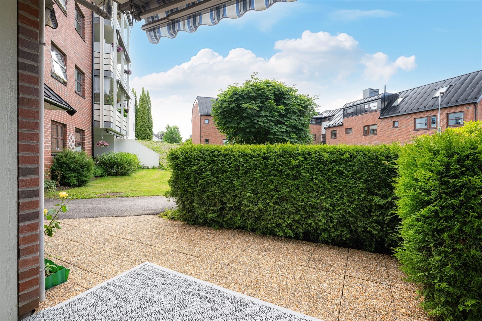 Fra stuen er det utgang til en hyggelig, hellelagt markterrasse mot sydvest. Denne er romslig og ligger til dels skjermet til, med hekk og levegg. Galleribilde