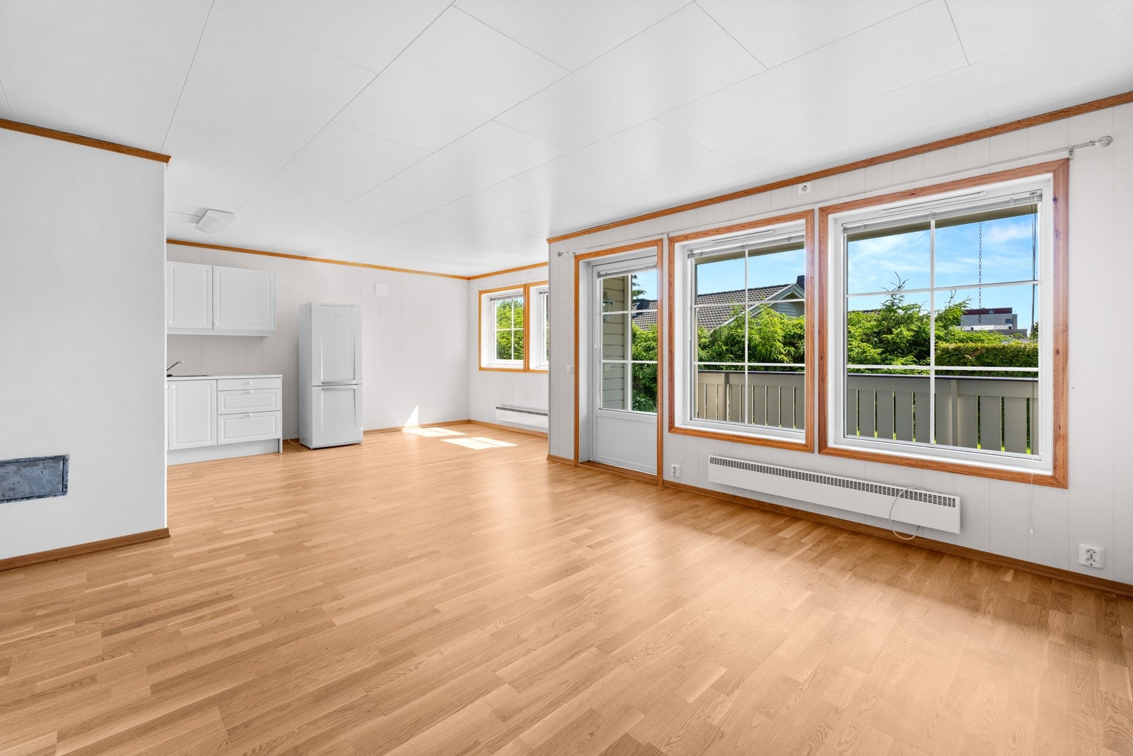 Store vindusflater og utgang til terrasse gir gode innvendige lysforhold og en åpen, luftig atmosfære. Galleribilde