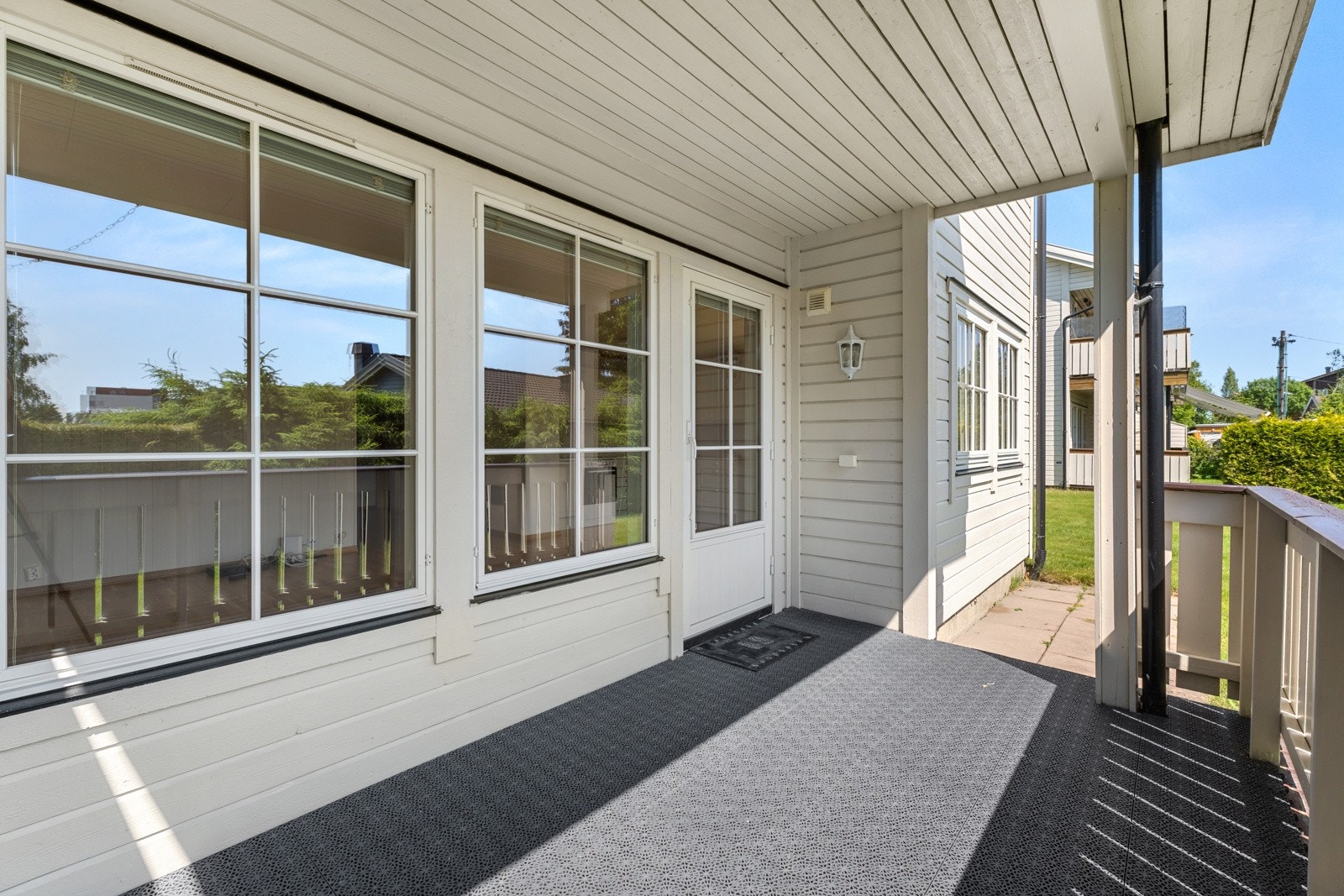 Fra stuen er det utgang til en fin, overbygget terrasse på 9m². Terrassen fungerer som en naturlig forlengselse på stuen store deler av året. Galleribilde