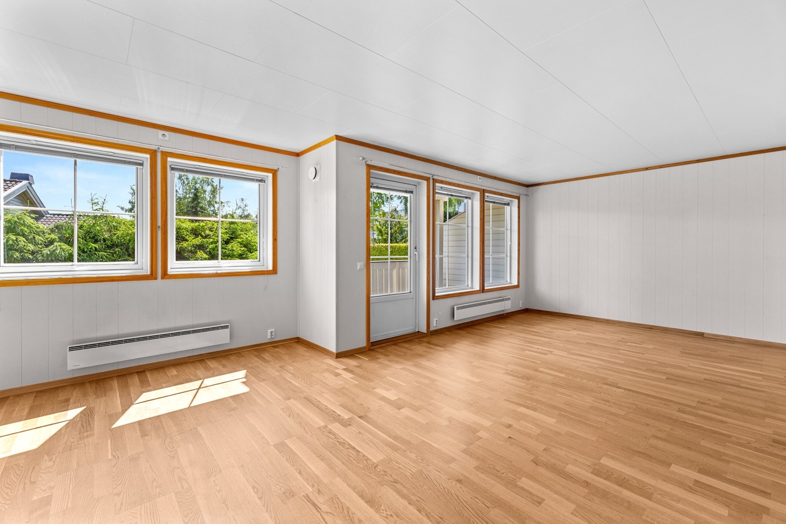 Leiligheten har en lys og luftig stue. Galleribilde