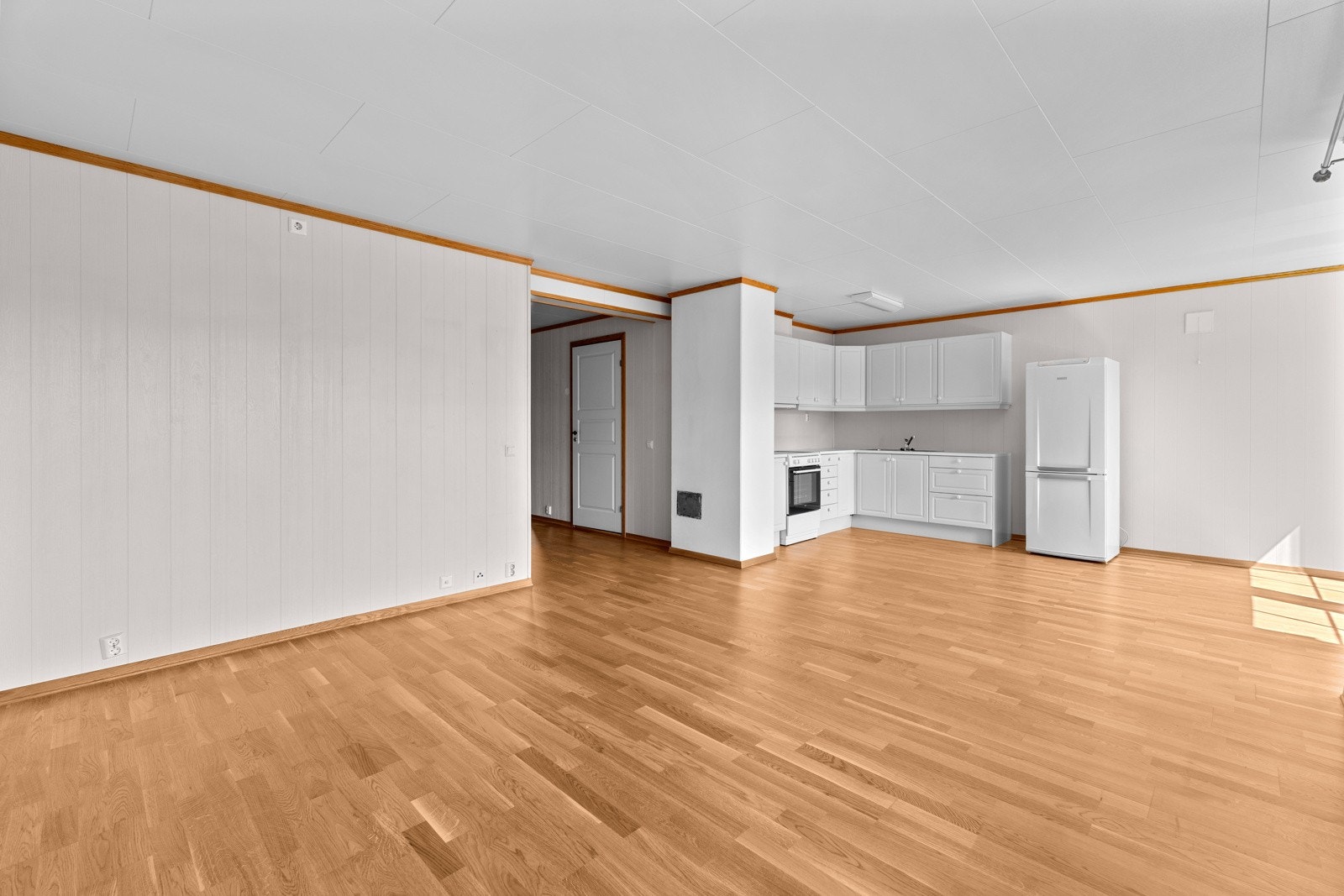 Her er det gode møbleringsmuligheter med plass til en større sofagruppe med tilhørende møblement, tv-seksjon, spisebord og annet ønsket møblement. Galleribilde