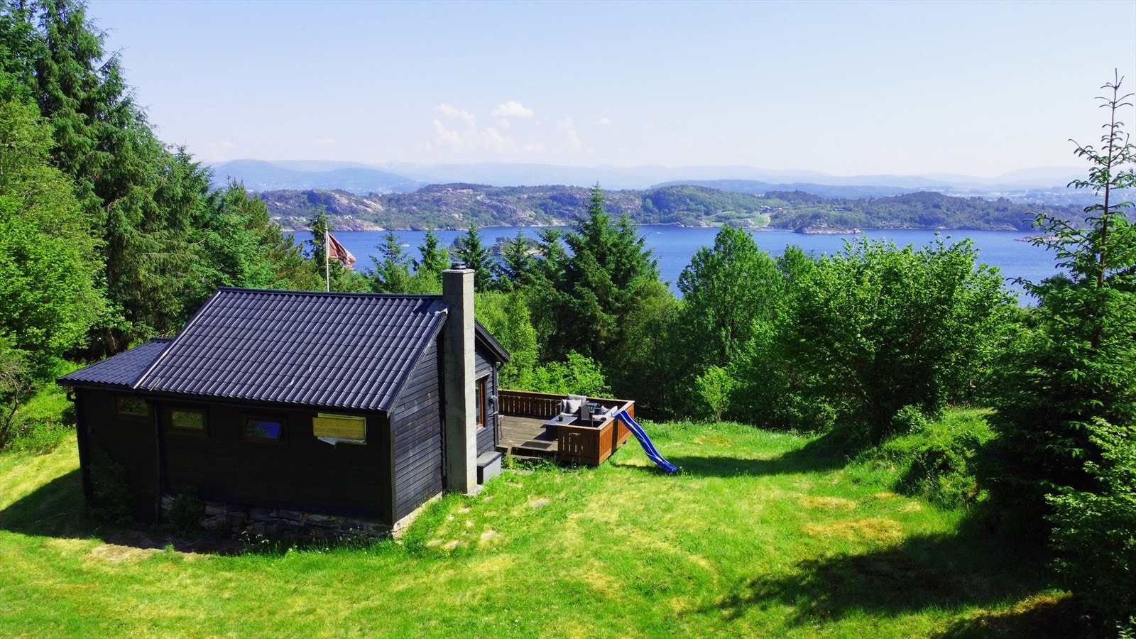 Utrolig idyllisk og flott fritidseiendom! Eiendommen ligger helt usjenert for seg selv og har fått tillatelse til å felle trær iht egen ønske om utsikt. Galleribilde