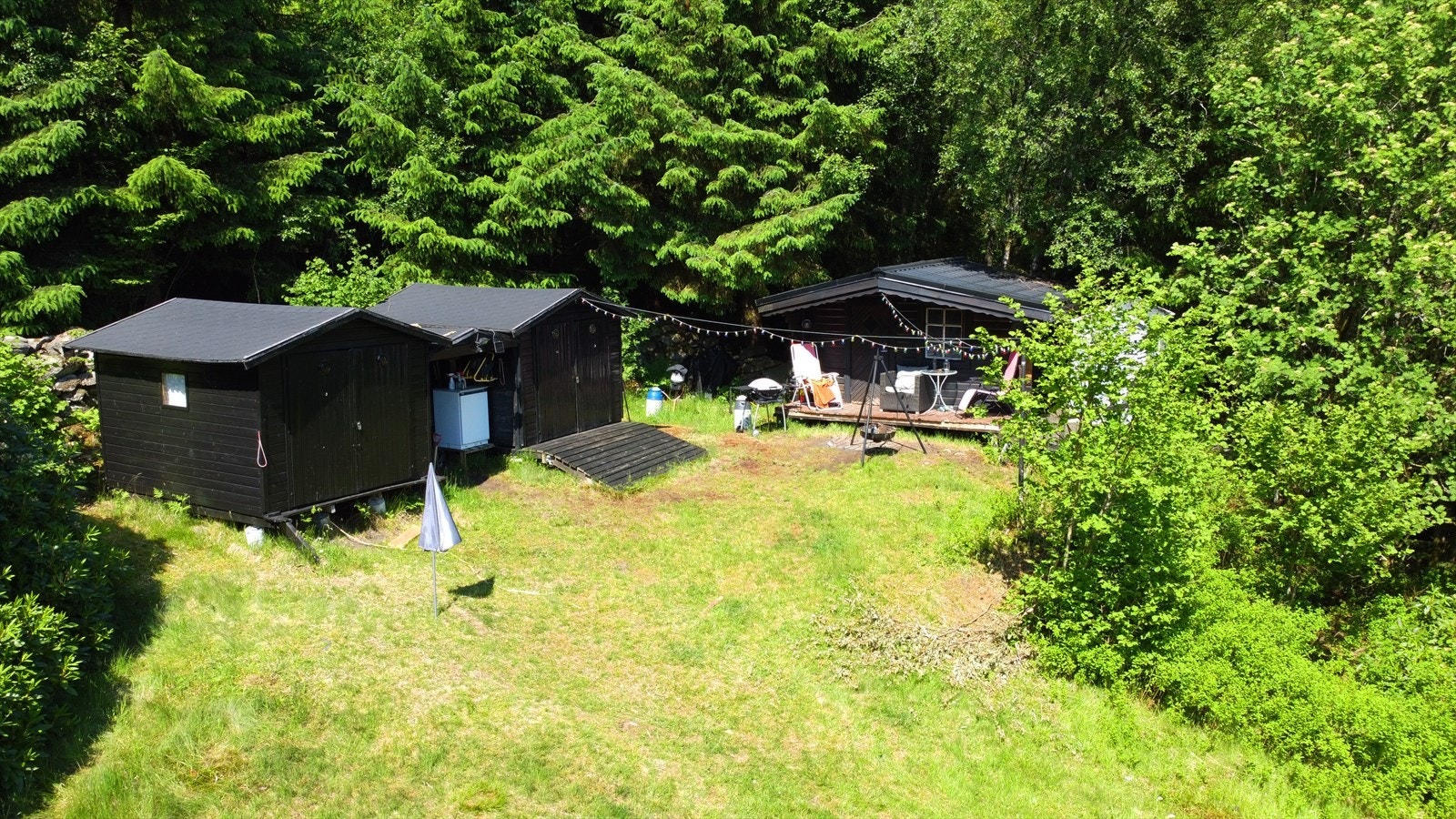 Eiendommen er stor med flere muligheter. Det er satt opp anneks og 2 utehus i tillegg til hytten. Galleribilde