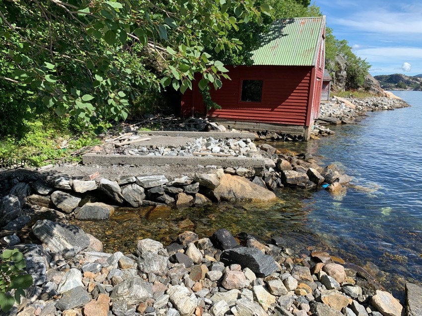 Naustetomten ligger få minutters gange fra eiendommen. Galleribilde