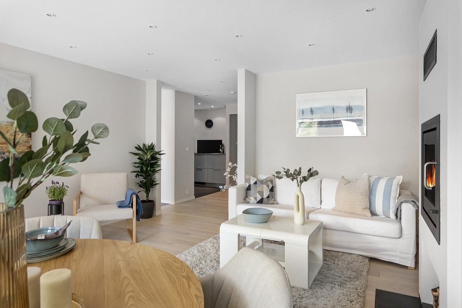 Leiligheten har lyse overflater pusset opp i 2025, downlights i himling, enstav parkett og varmekabler i alle rom. Galleribilde