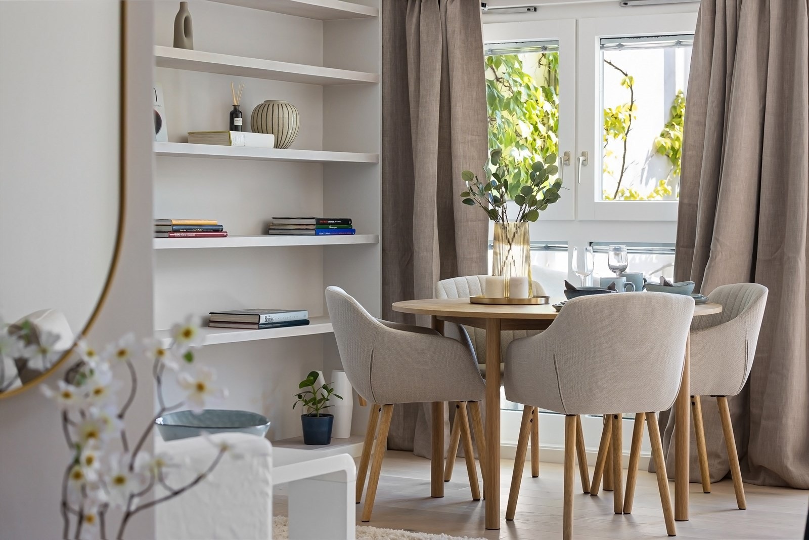 Naturlig plass for spisegruppe i stue. Vinduer fra gulv til tak. Galleribilde