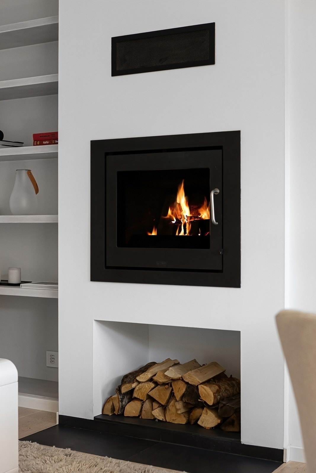 Stemningsfull, lukket og rentbrennende peisovn fra danske RAIS. Installert av murmester og godkjent av Bymiljøetaten for klimastøtte ved installering. Nisje for ved. Galleribilde