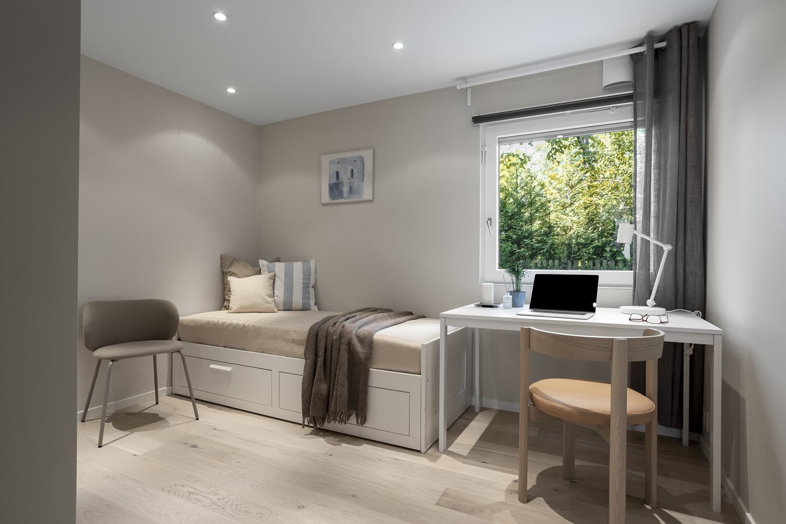 Plass til både skrivebord og seng. Utstyrt med garderobe. Galleribilde