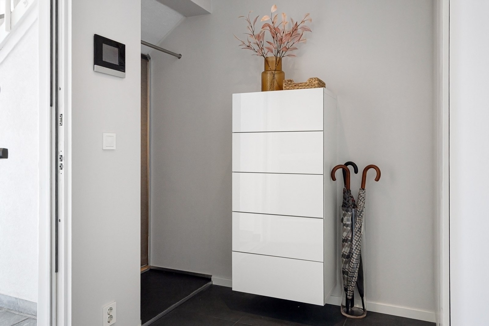 Entré med plass til garderobe. I tillegg garderobe under trapp med ca 2 kvm gulvareal. Galleribilde