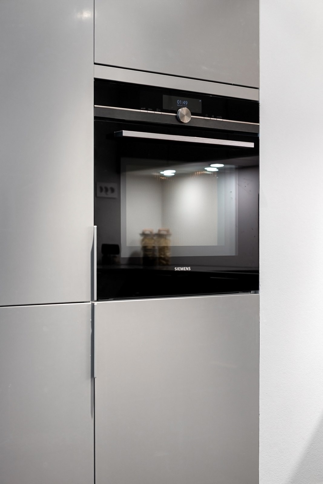 Induksjonstopp med integrert vifte, stekeovn med mikrobølgefunksjon og støysvak oppvaskmaskin - alle fra Siemens Studioline. Siemens kjøl/frys. Galleribilde