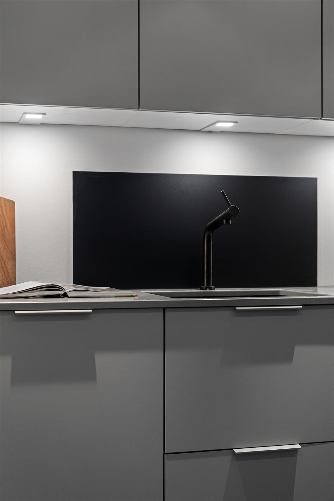 Godt med oppbevaringsplass og flere gode soner for matlaging. Galleribilde