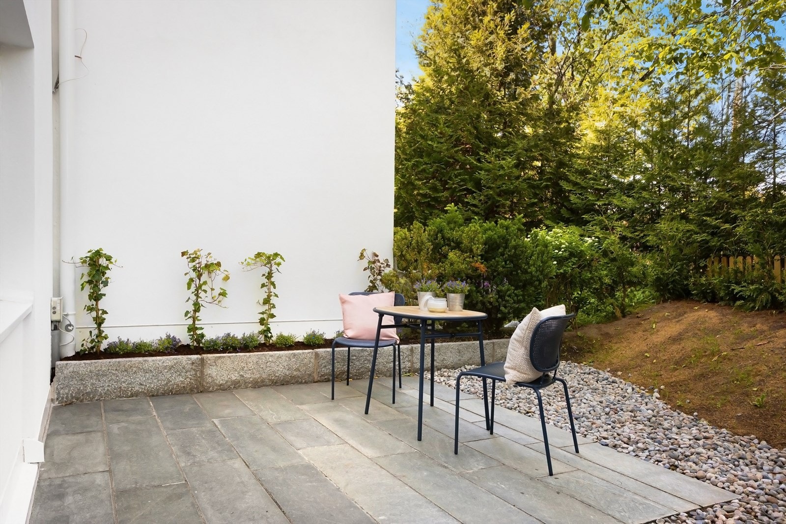 Terrassen på garasjekjelleren med utgang fra hovedsoverommet er på ca. 30 kvm, hvorav halvparten er belagt med Oppdalskifer. Galleribilde