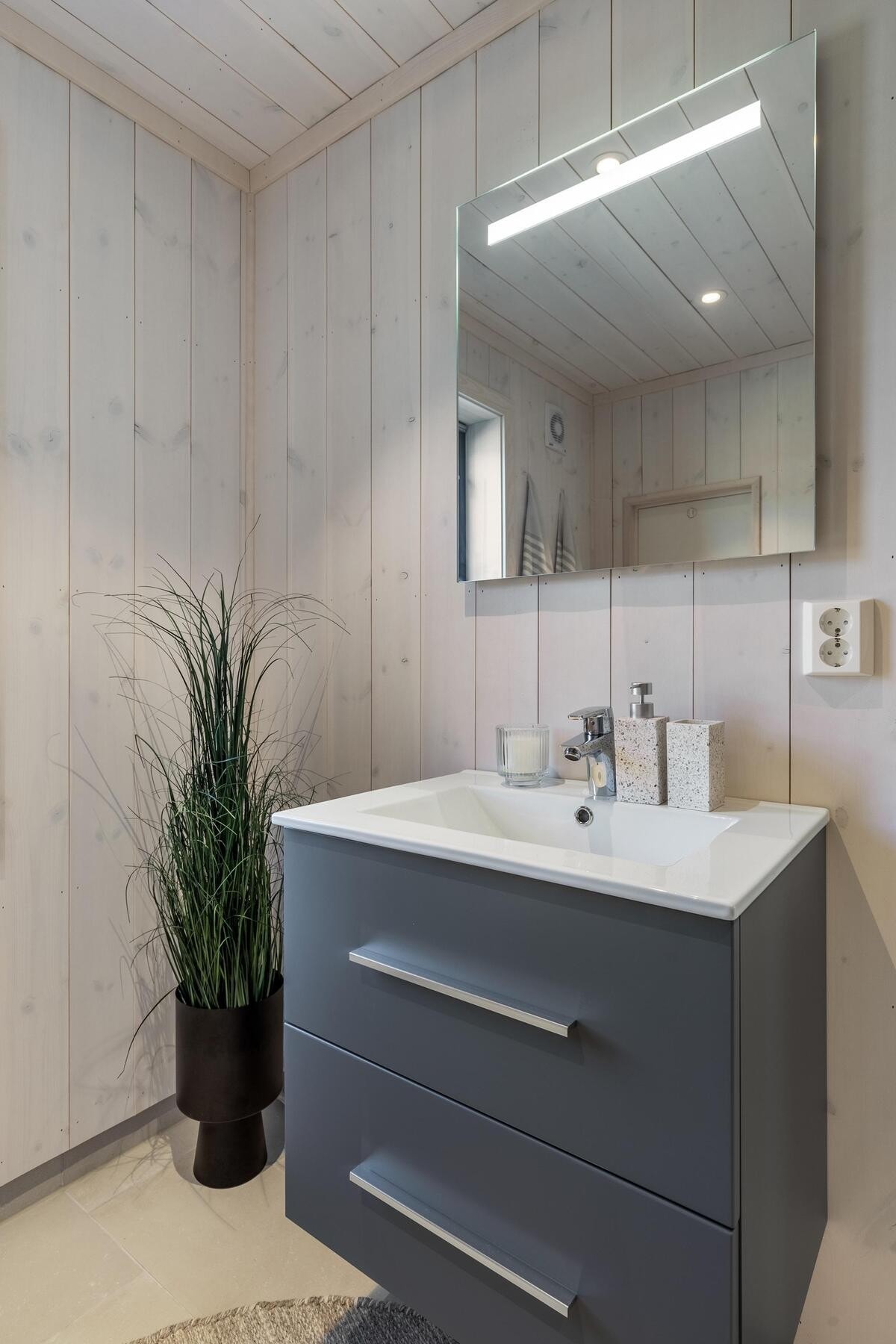 Baderomsinnredning fra Norema medfølger. Foto fra bad i en tilsvarende hytte, Polar 110. Galleribilde