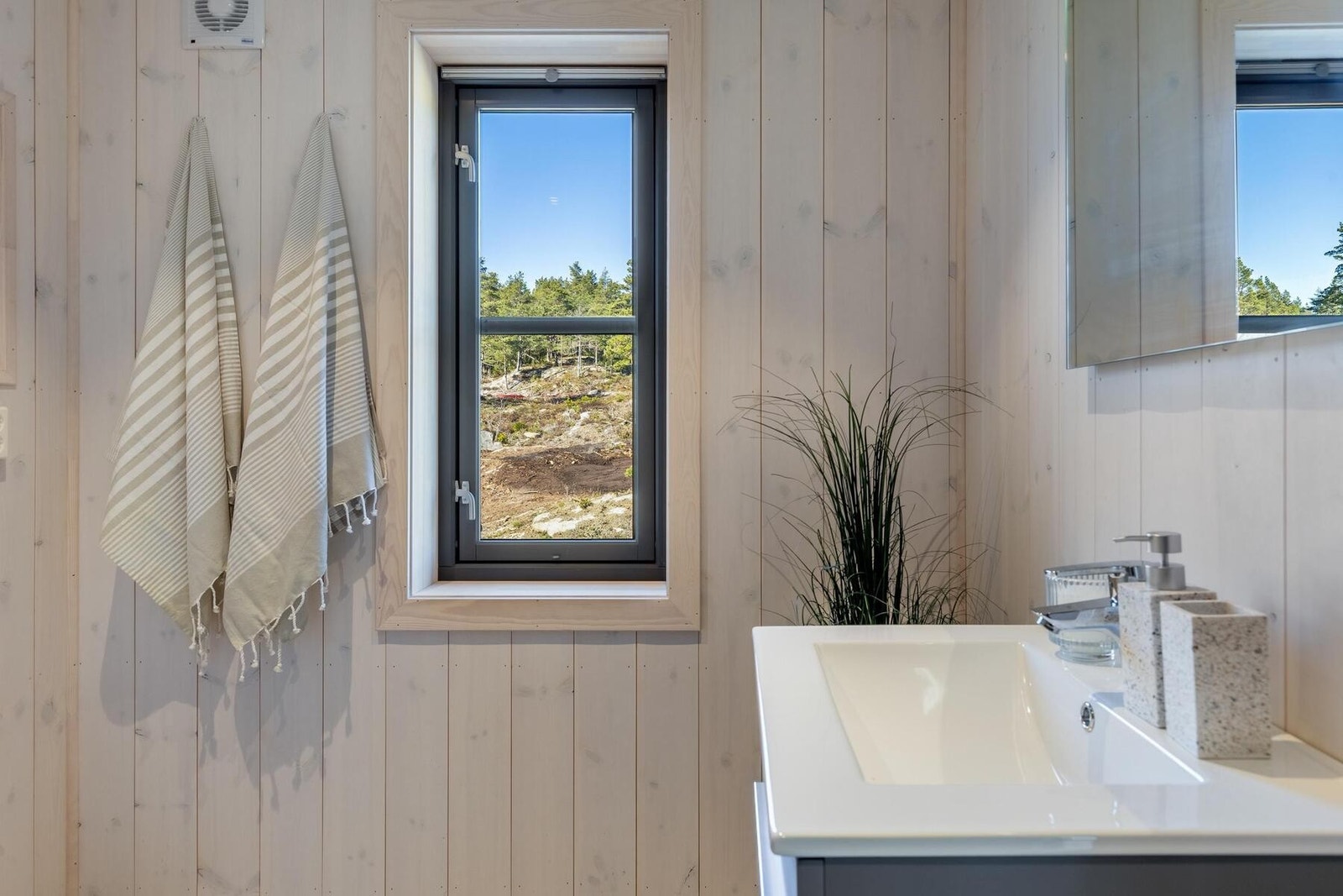 Baderomsinnredning fra Norema medfølger. Foto fra bad i en tilsvarende hytte, Polar 110. Galleribilde