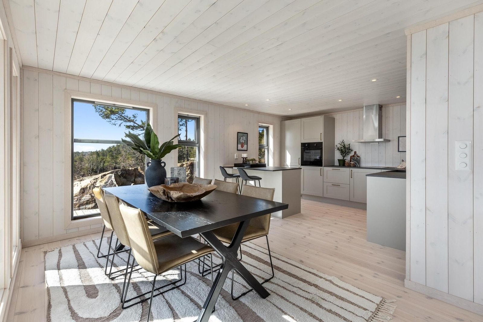 Foto fra spisestue/kjøkken i en tilsvarende hytte, Polar 110. Galleribilde