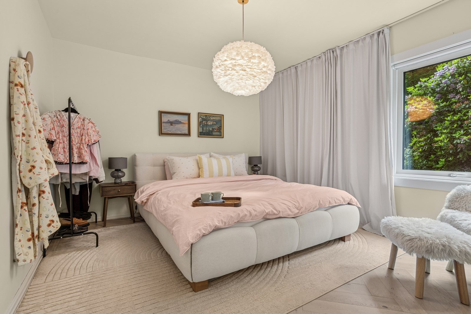 Hovedsoverommet er av god størrelse har plass til innredning av både dobbeltseng og garderobeskap. Galleribilde