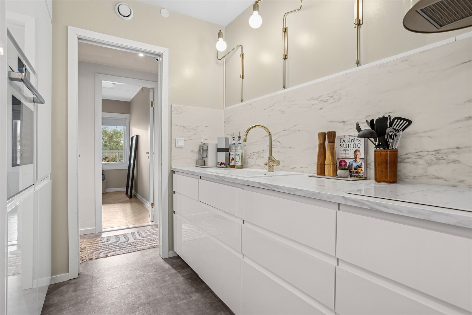 Idag er det innredet med stekeovn, platetopp, oppvaskmaskin, frys og kjøleskap. Galleribilde