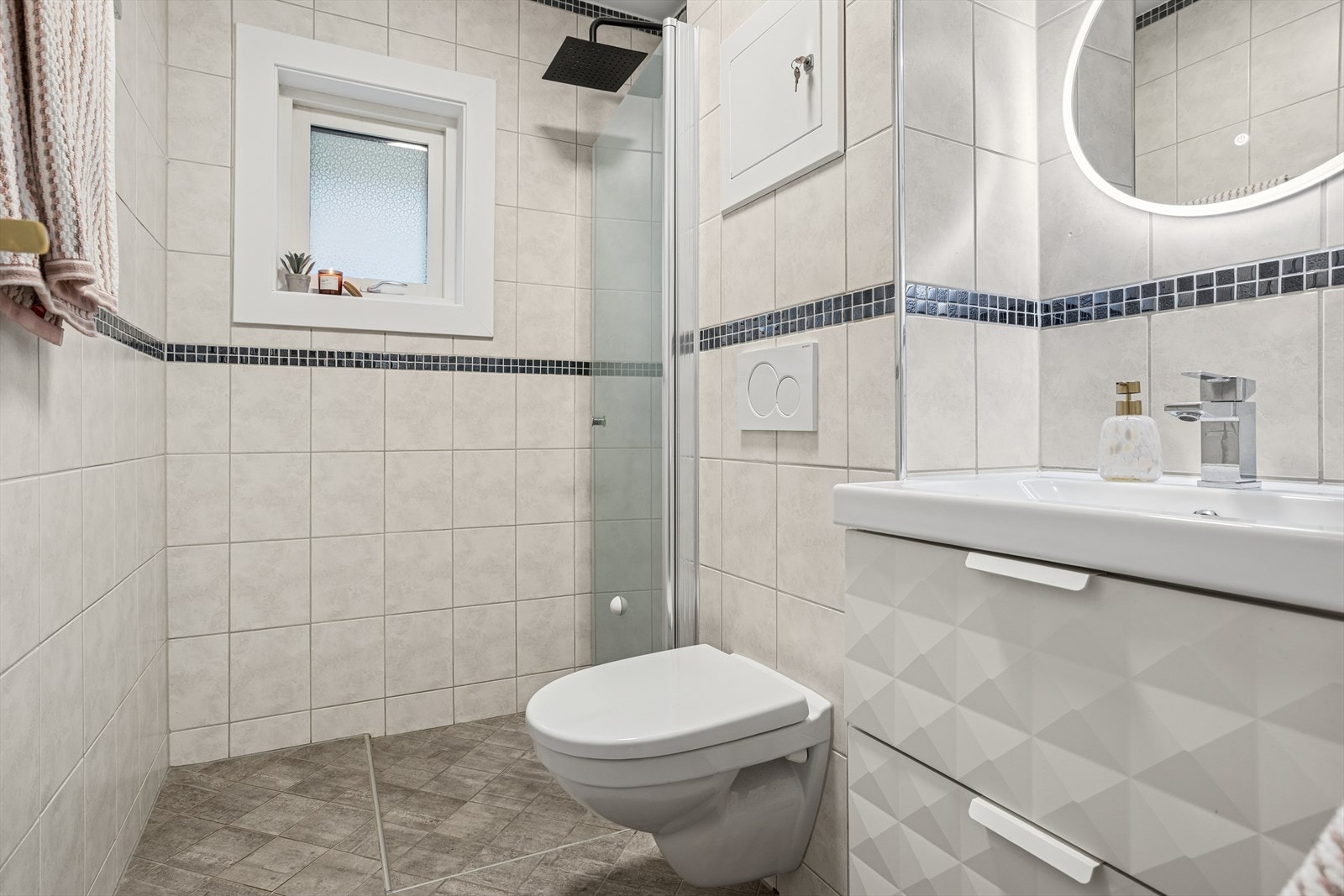 Badet har flislagt gulv og vegger med termostatstyrte varmekabler. Galleribilde