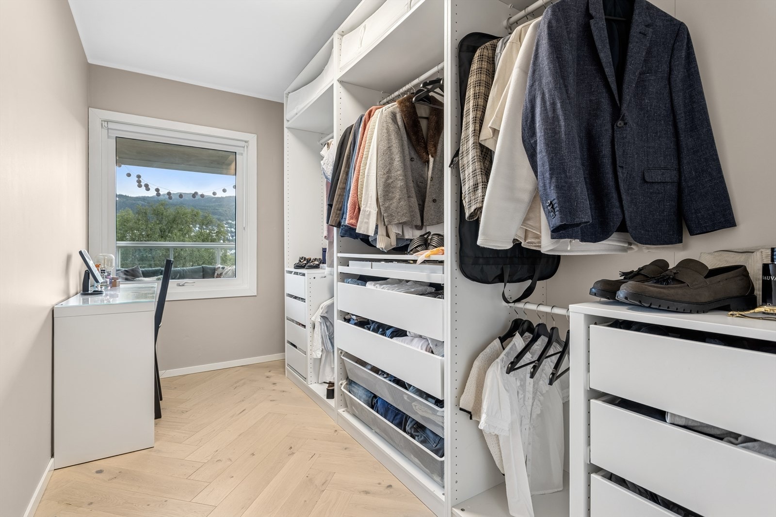 Soverom 2 er idag tatt i bruk som walk-in, og er på 6,8m². Galleribilde