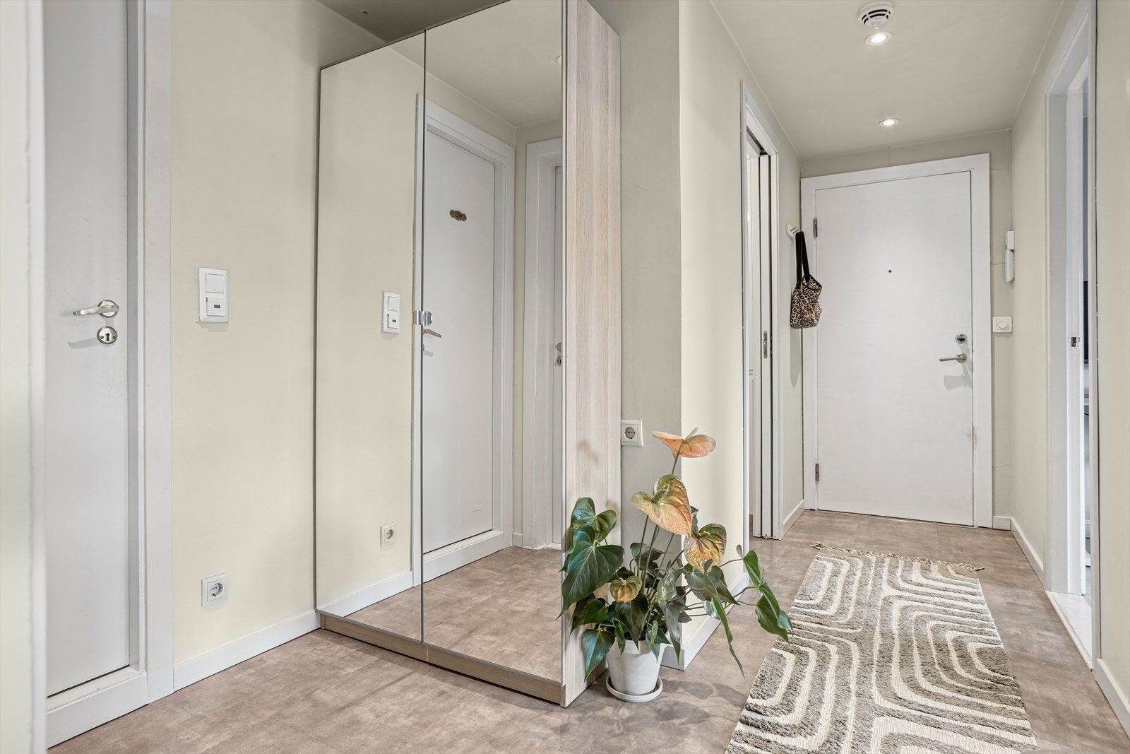 Gang med garderobeskap Galleribilde