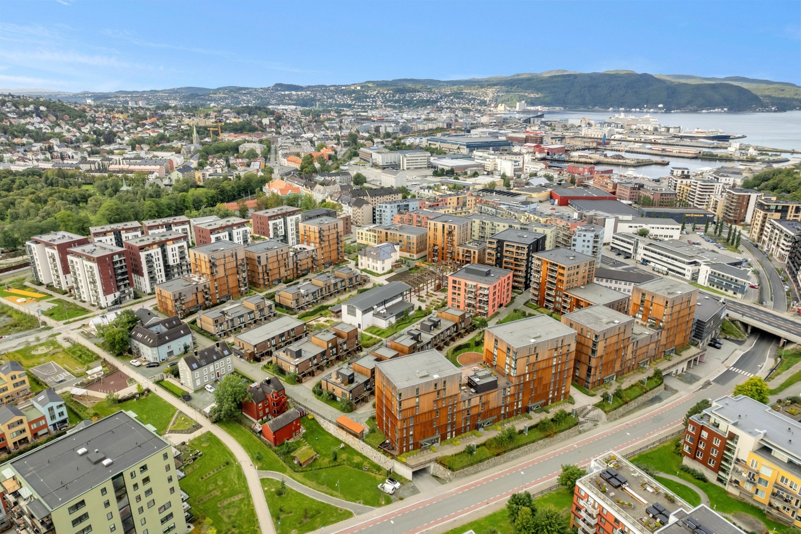 Oversiktsbilde over Lilleby. Her bor du sentralt med nærhet til "alt". Dagligvarebutikker, kjøpesentre, apotek, treningssentre, bussholdeplass, togstasjon med mye mer er alt i gangavstand fra leiligheten. Galleribilde