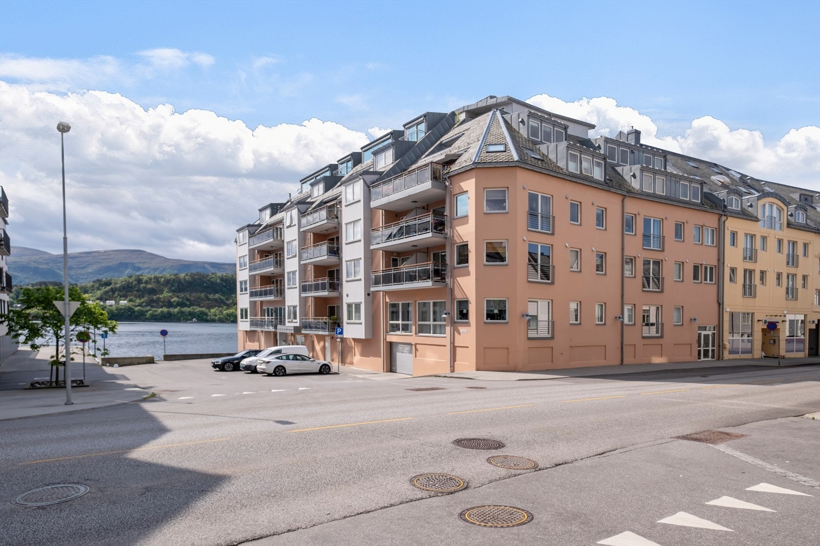 Leiligheten ligger i populær bygård ca 300 meter fra Hellebroa Galleribilde