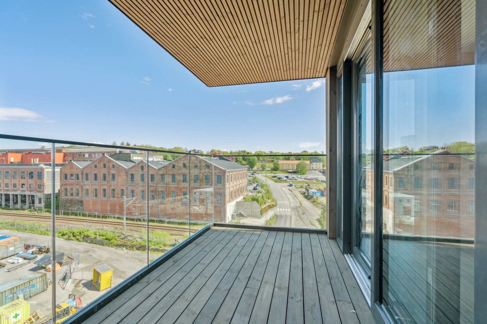 Verandaen fra TV-stuen er på 8 kvm og vender mot nordøst Galleribilde