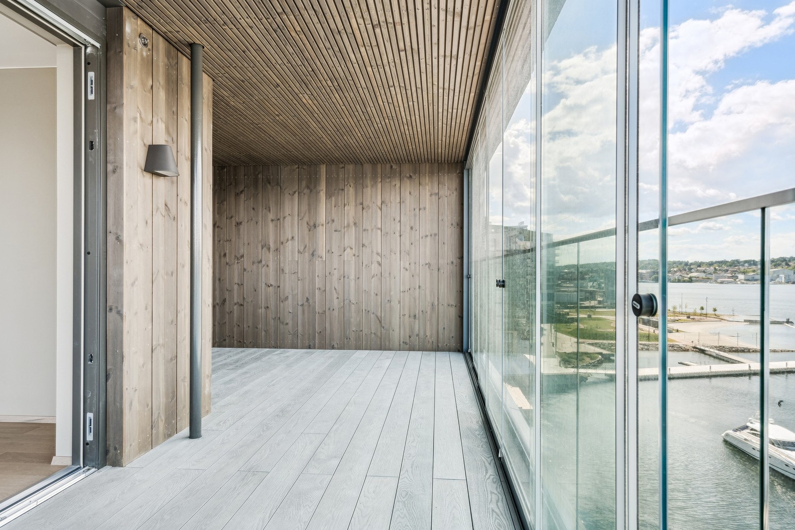 Hovedverandaen er utstyrt med vedlikeholdsfrie terrassebord fra Millboard, samt terrassevarmer og utendørs stikkontakter Galleribilde