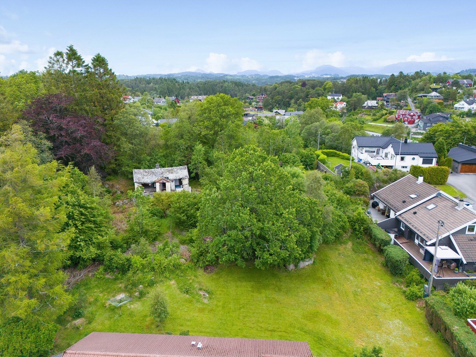 Hytten som står på eiendommen i dag er rivningsklar som det fremstår av bildet. Galleribilde