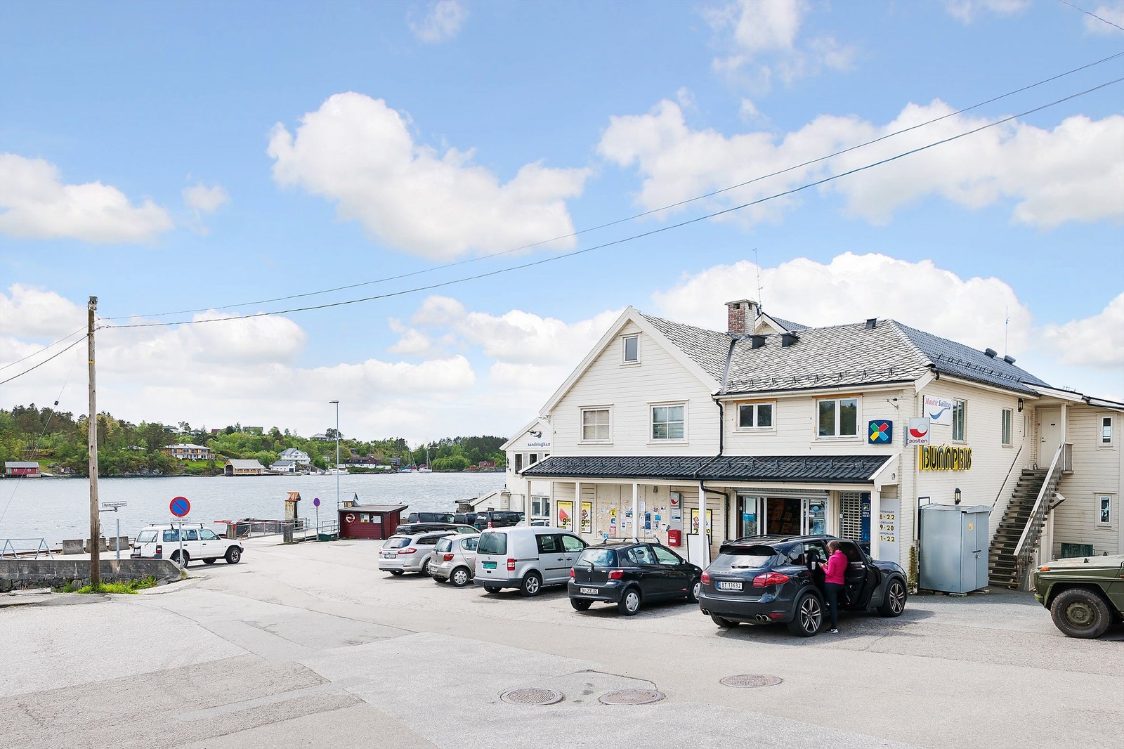 Dagligvarebutikk på Hjellestad kai. Galleribilde