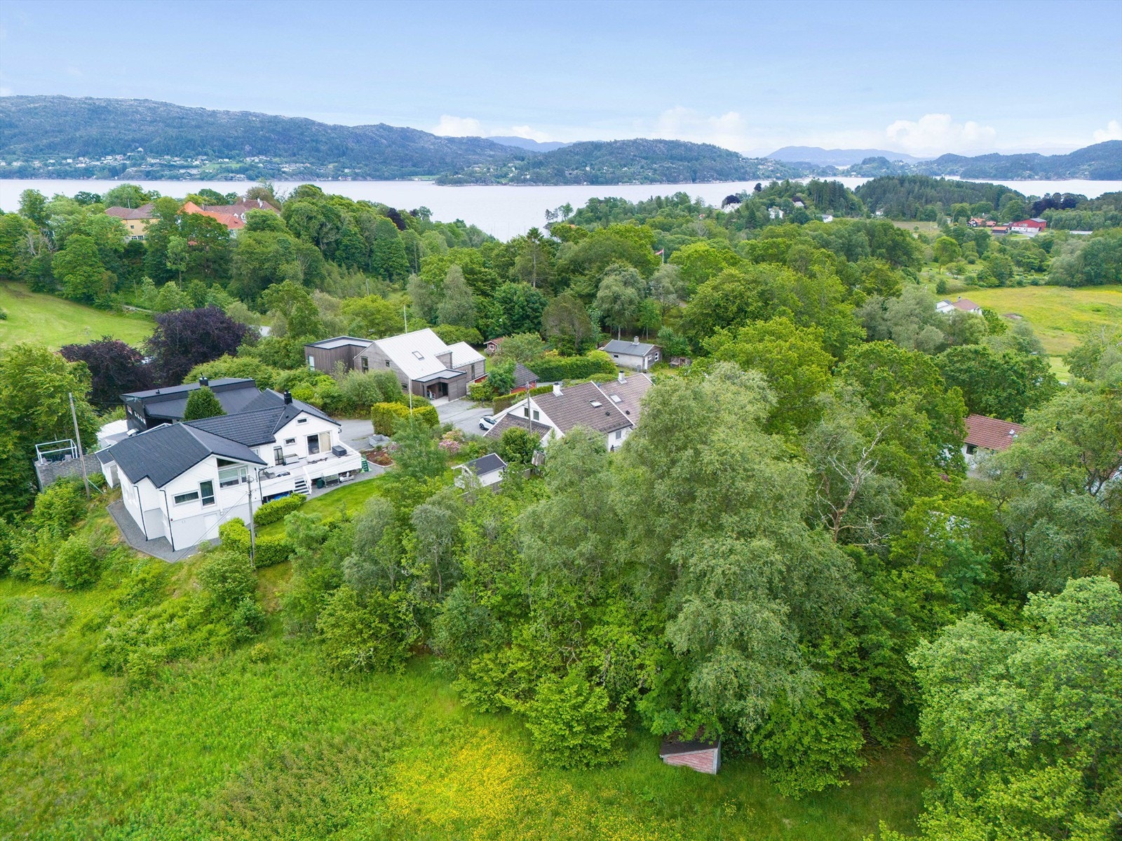 Oversikt over området med Fanafjorden i øvre del av bildet. Galleribilde