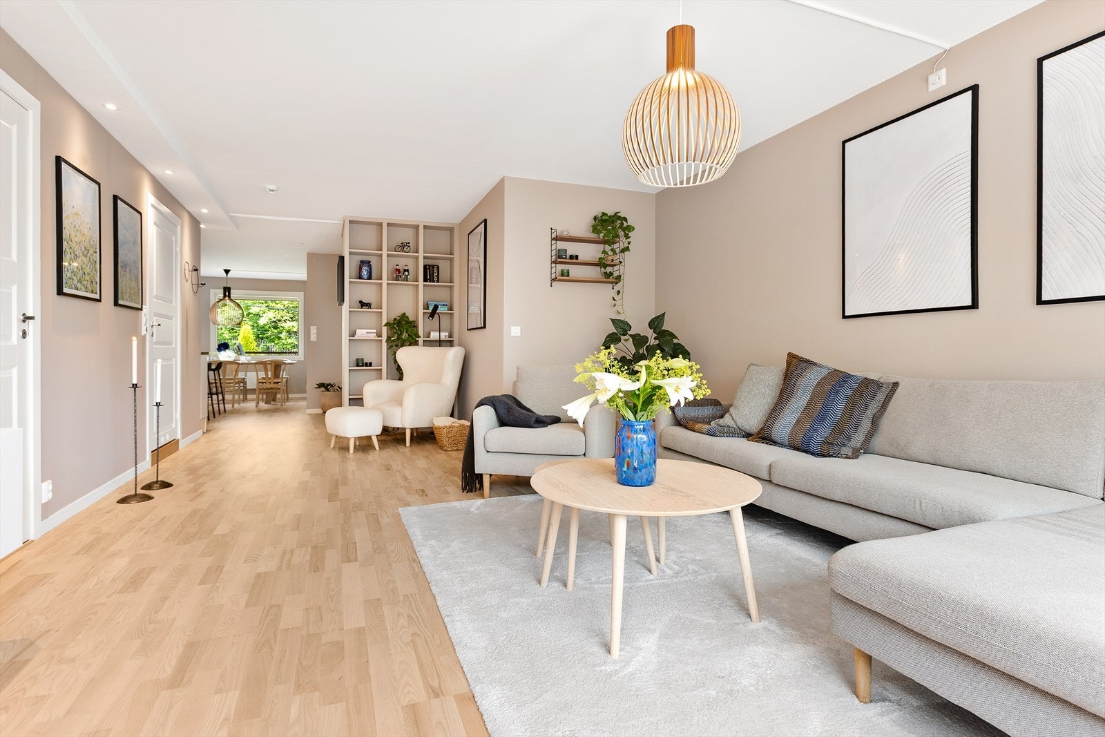 Stuen byr på generøs plass for både sofagruppe og spiseavdeling - perfekt for sosiale sammenkomster. Galleribilde