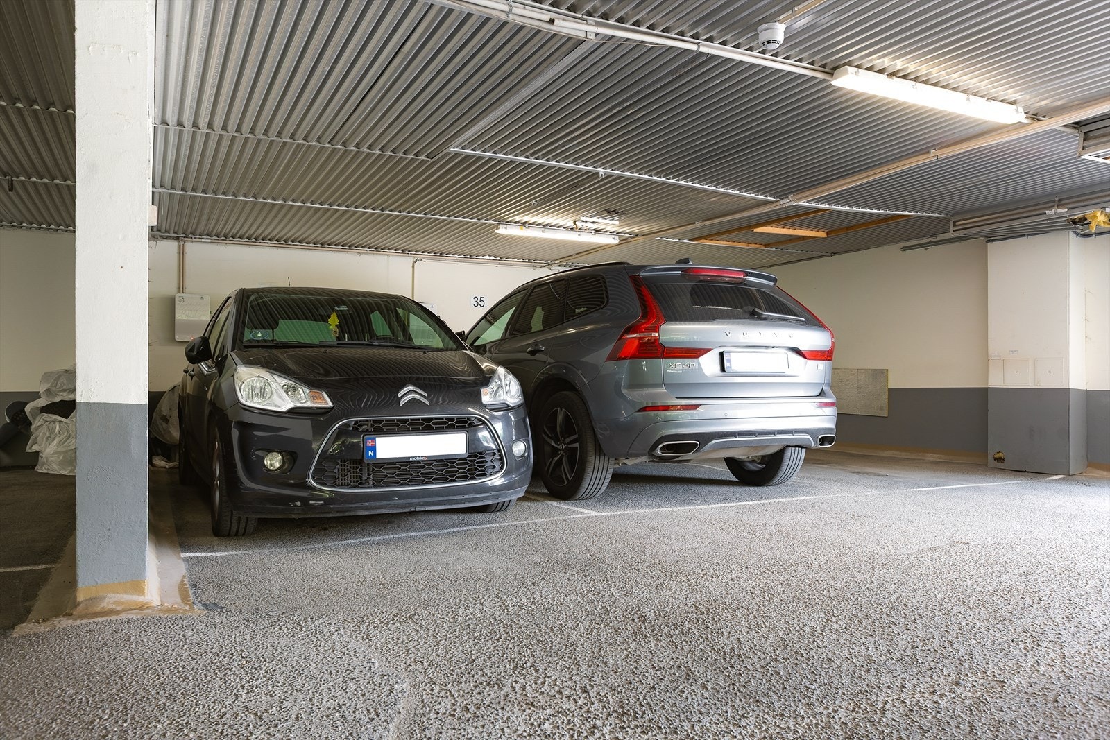 Garasjeplass med elbillader gir trygg og praktisk parkering i hverdagen. Galleribilde